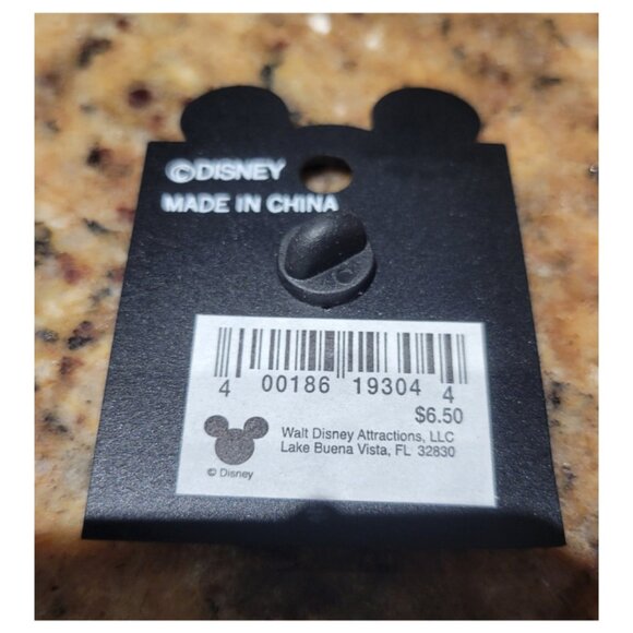 Disney Collector Trading Walt Disney World Percy on Pillow  - Pocahontas Pin - Picture 2 of 2